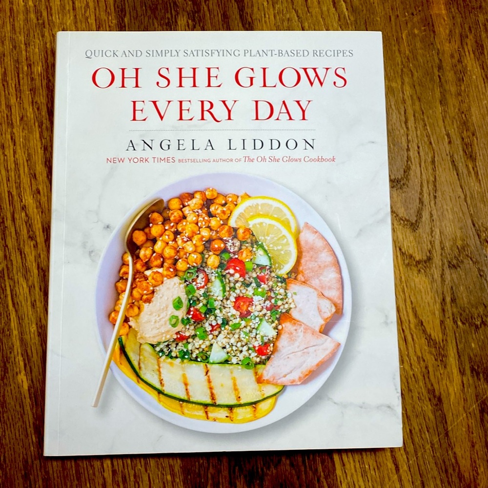 Paperback Cookbook. Oh She Glows Every Day, Angela Liddon Copyright 2016. 333 pg